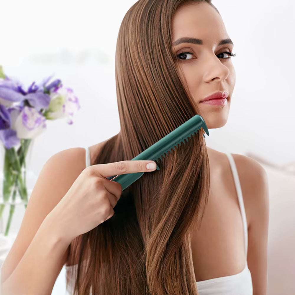 Mini plancha alisadora en uso sobre cabello liso